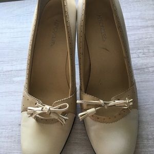 Aerosols high heeled pumps
